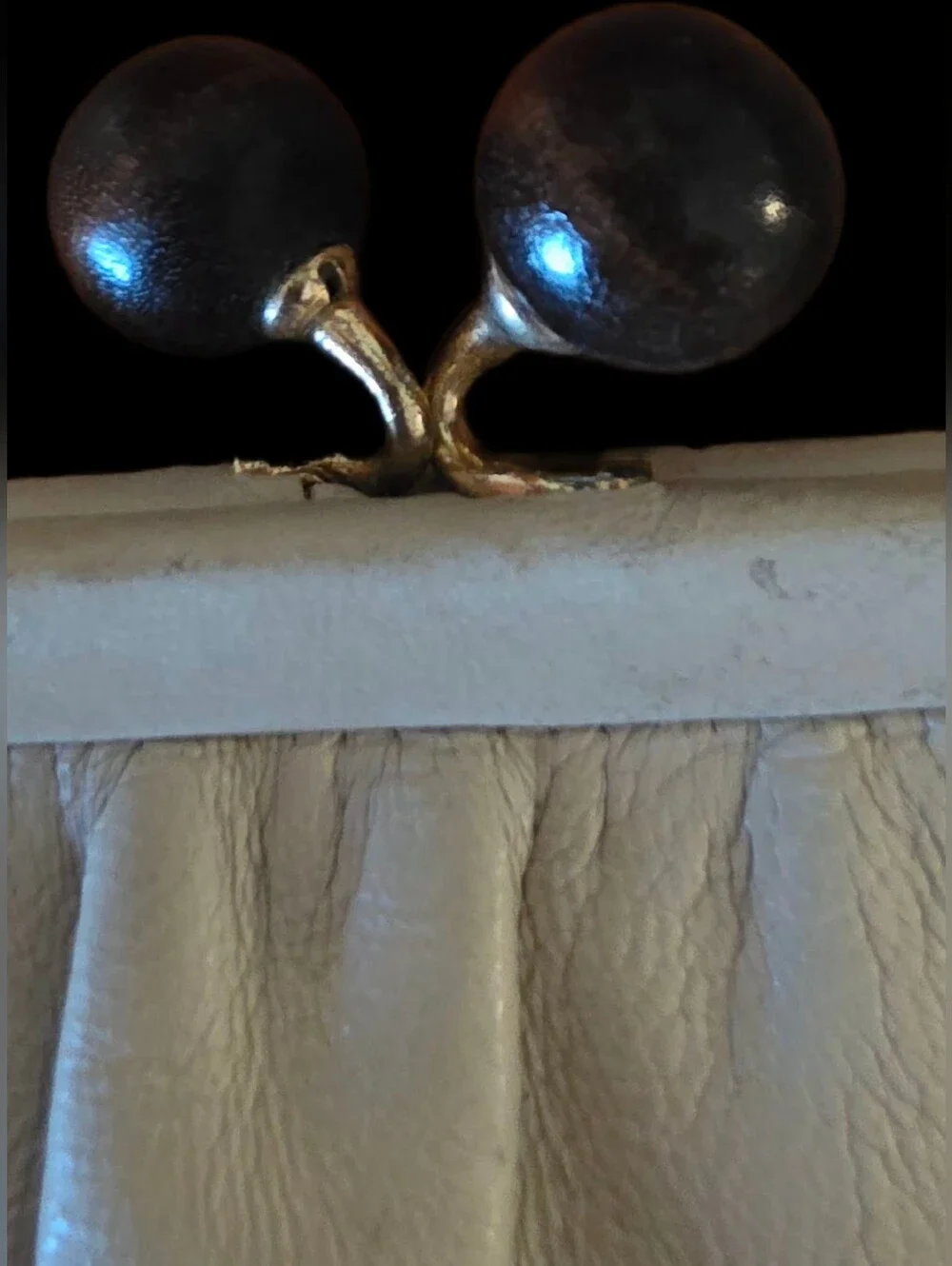 Vintage Ivory Soft Leather Clutch with Statement Kiss-Lock